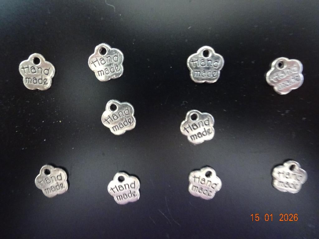 10 metalen bedeltjes  voor kaarten maken   --hand made--, Ophalen of Verzenden, Nieuw, Overige thema's, Overige typen