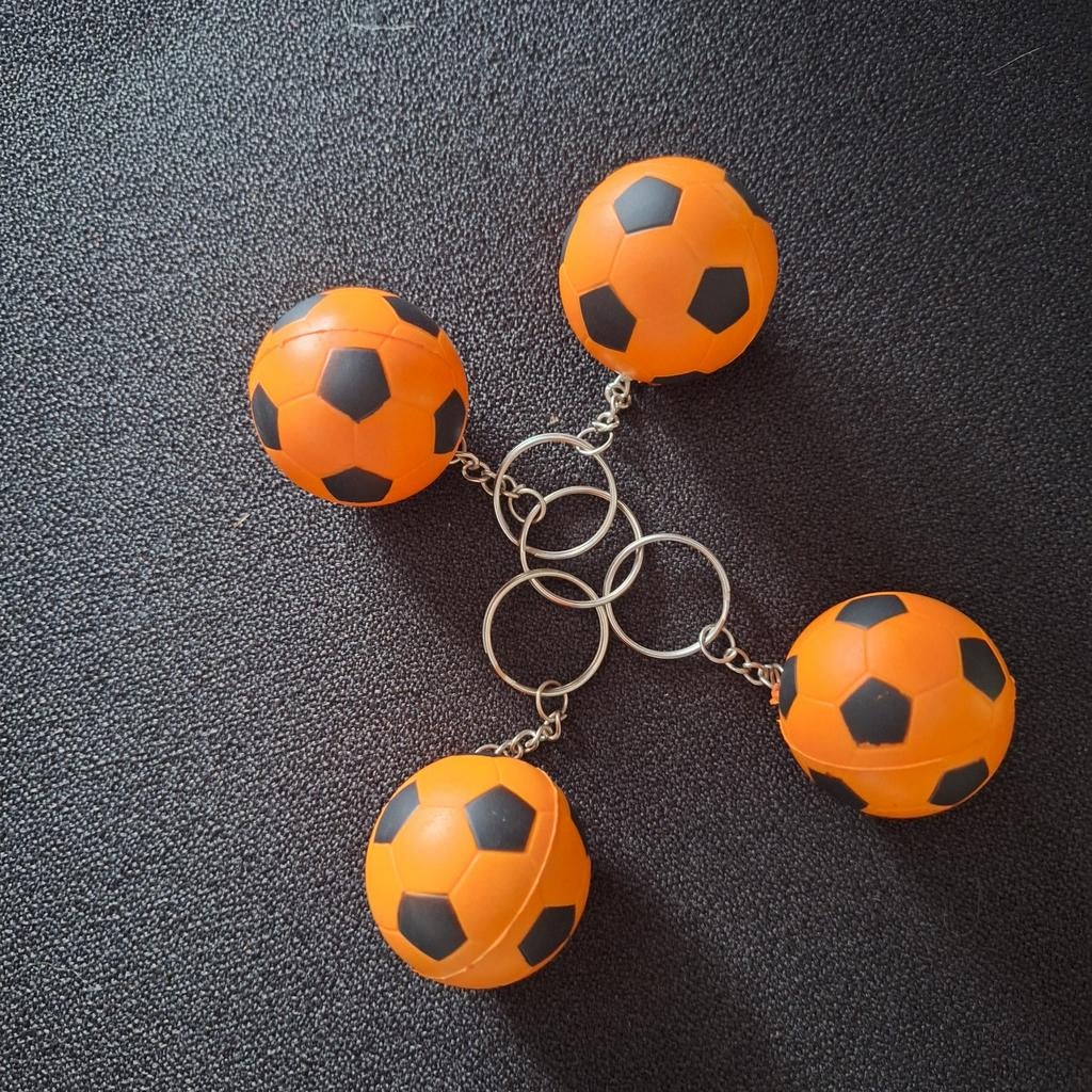 Sleutelhangers oranje (rubberen) voetbal, Ophalen of Verzenden