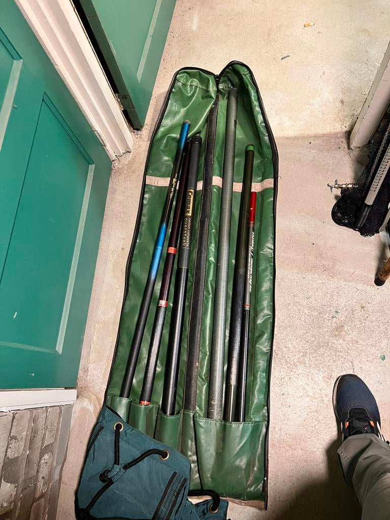 Grote vispartij te koop – 25 hengels, 12 molens, netten, Ophalen of Verzenden, Gebruikt