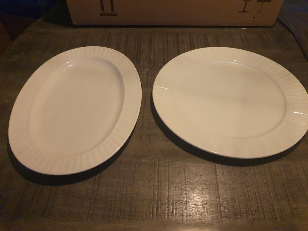 Te koop 2 serveerborden Queen's Garden, Ophalen of Verzenden, Overige stijlen, Overige typen