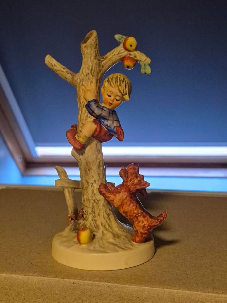 Hummel beeldje - Jongen in boom met hond, Antiek en Kunst, Ophalen of Verzenden