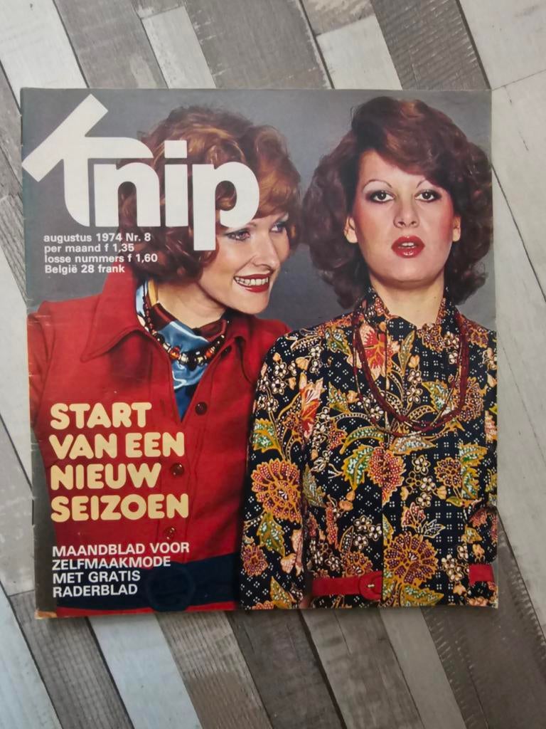 Knip augustus 1974, Hobby en Vrije tijd, Kledingpatronen, Ophalen of Verzenden, Zo goed als nieuw, Vrouw, Knipmode