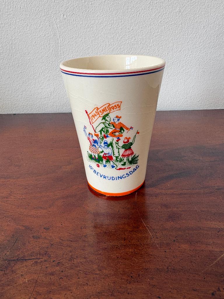 Beker 10e bevrijdingsdag beker 1945 5 mei 1955 Petrus Reqou, Ophalen of Verzenden, Zo goed als nieuw, Nederland, Servies