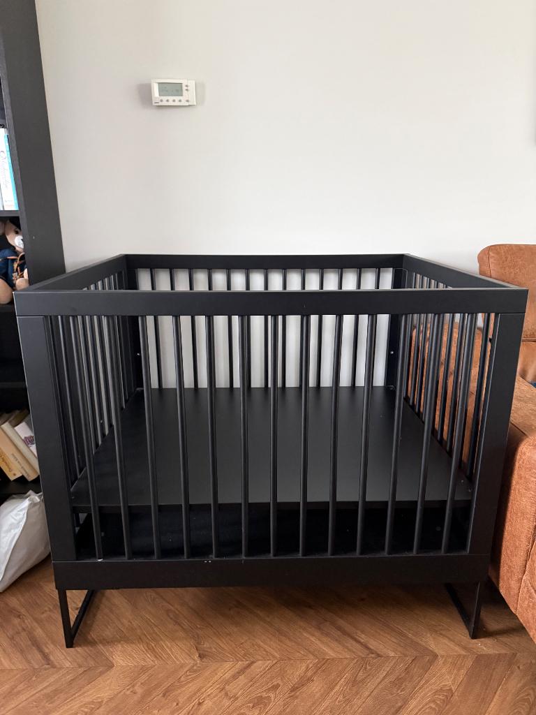 Kidsmill Box zwart, Kinderen en Baby's, Boxen, Ophalen, Vierkant, In hoogte verstelbaar, Zo goed als nieuw