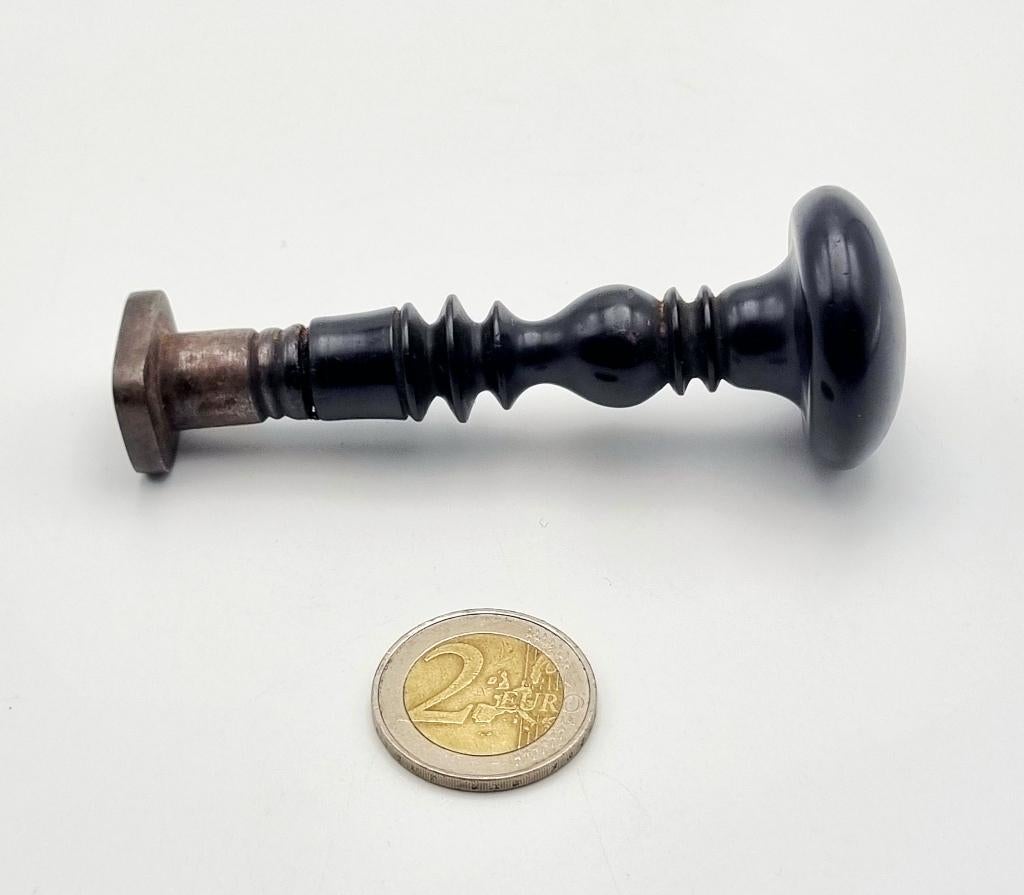 144. Ebbenhouten lakstempel met familiewapen, 19e eeuw, Ophalen of Verzenden