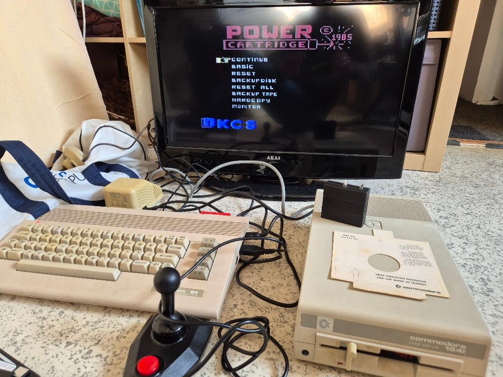 Commodore C64C+1541+Diskdrive+Joysticks +Power cartridges, Computers en Software, Ophalen, Commodore