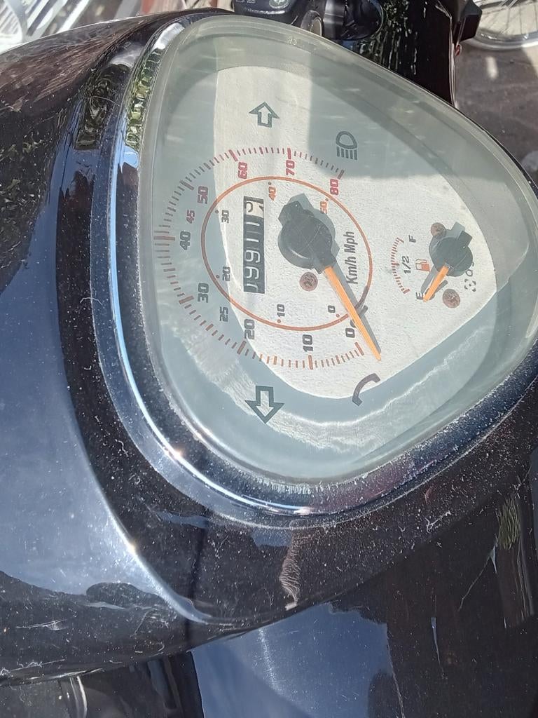 Te koop AGM scooter izgst, Fietsen en Brommers, Snorfietsen en Snorscooters, Ophalen of Verzenden, Zo goed als nieuw, Benzine