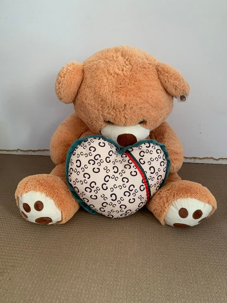 Grote teddybeer met hart (Gucci logo), Beer, Ophalen of Verzenden, Zo goed als nieuw, Met kleding of accessoire