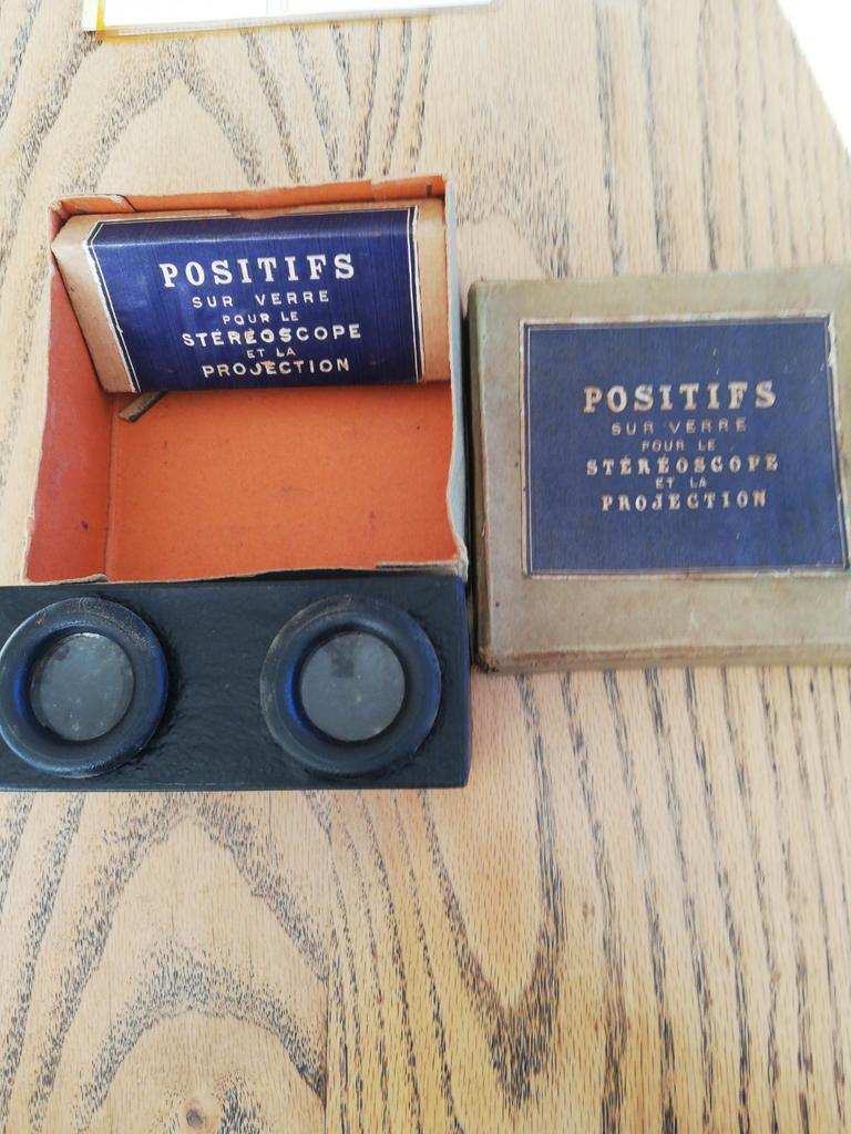 Oude stereoscoop met positieven, Ophalen