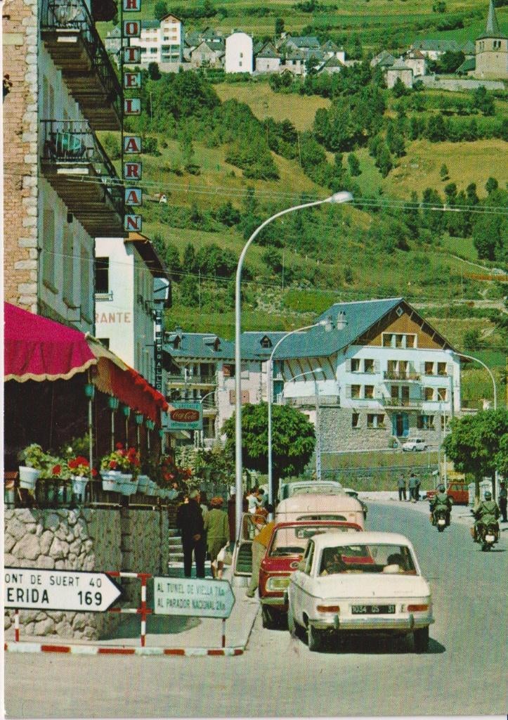 Spanje, Viella met auto's, BMW 2000, Peugeot 204, Verzamelen, Ansichtkaarten | Buitenland, Ongelopen, Frankrijk, 1960 tot 1980