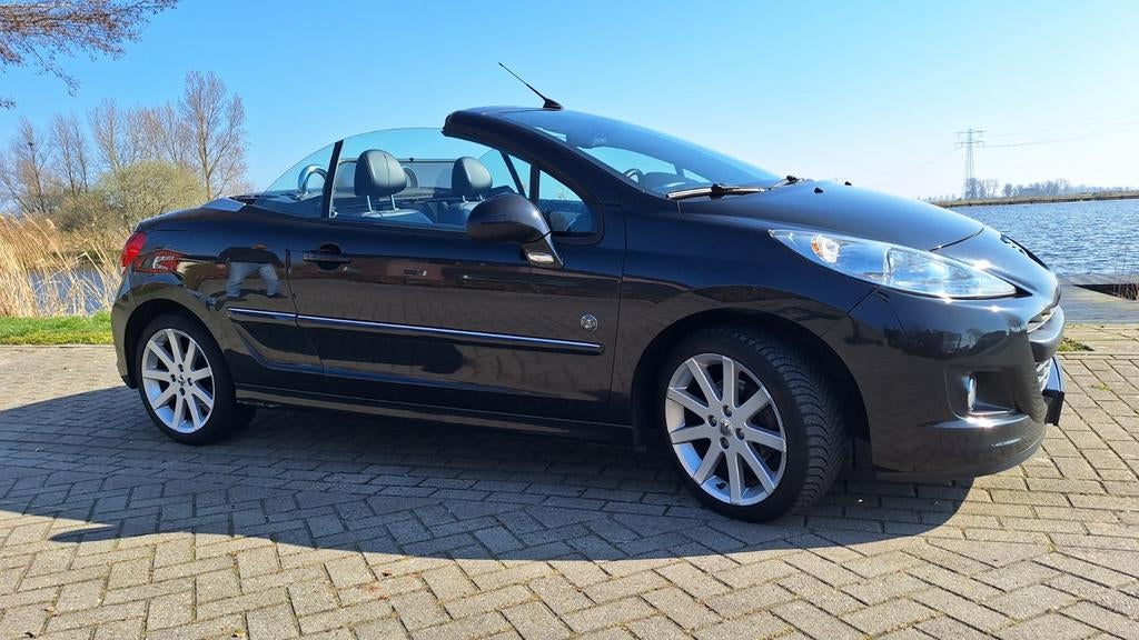 Peugeot 207 1.6 16V CC 88KW 2010 Zwart, Auto's, Peugeot, Voorwielaandrijving, 15 km/l, Zwart, 4 cilinders