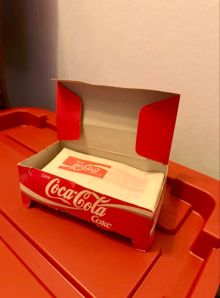 Vintage Coca-Cola servetdispenser 'Coca-Cola is it!', Ophalen of Verzenden, Gebruikt, Gebruiksvoorwerp