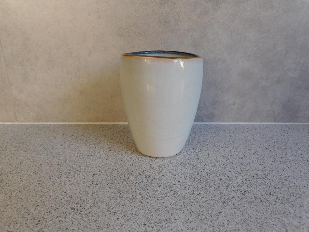 Mok 10x8 cm. Taupe Brostë Kopenhagen, Keramiek, Ophalen of Verzenden, Zo goed als nieuw, Overige stijlen