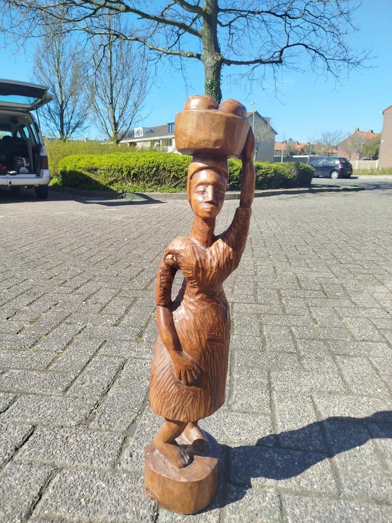 Houten beeld Afrikaanse vrouw met mand op hoofd, Ophalen, 50 - 100 cm, Handgemaakt, Beeld