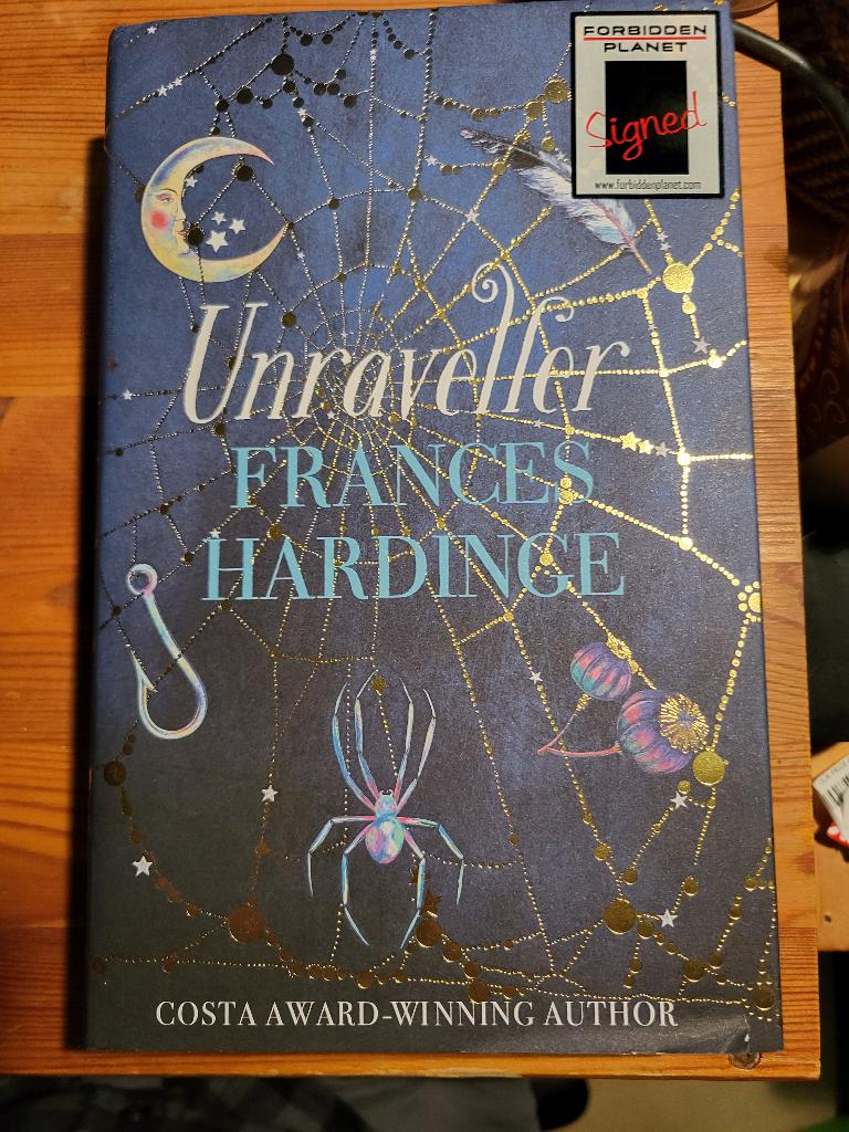 Frances Hardinge - Unraveller (signed by the author), Ophalen of Verzenden, Zo goed als nieuw, Frances Hardinge