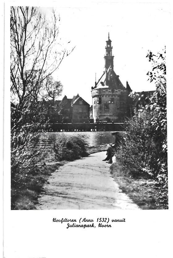 AK Hoorn - Hoofdtoren vanuit Julianapark, Verzenden, 1940 tot 1960, Ongelopen, Noord-Holland