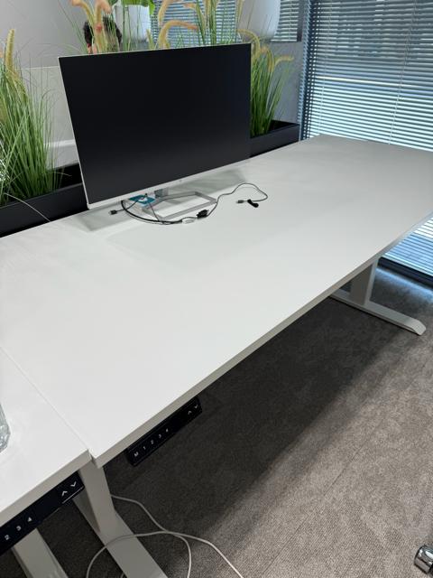 Orange elektrisch bureau met afmeting 180x80 cm. Kleur wit., Huis en Inrichting, Bureaus, Ophalen, In hoogte verstelbaar, Zo goed als nieuw