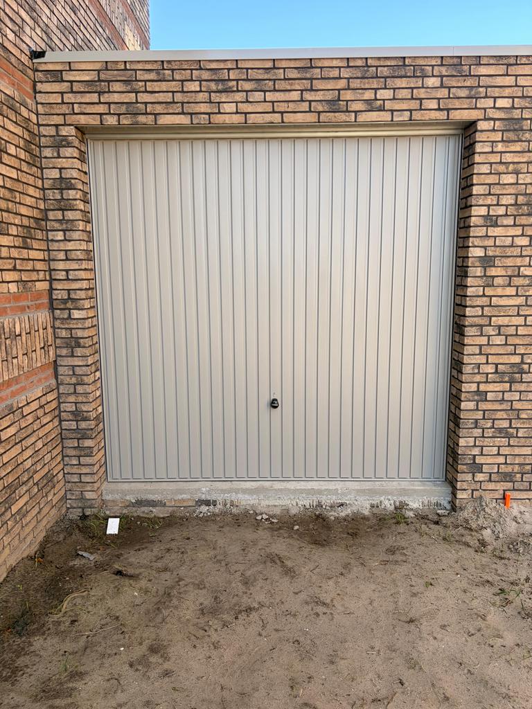 Gloednieuwe handmatige garagedeur - 239x245 cm, Ophalen, 120 cm of meer, 215 cm of meer, Garagedeur