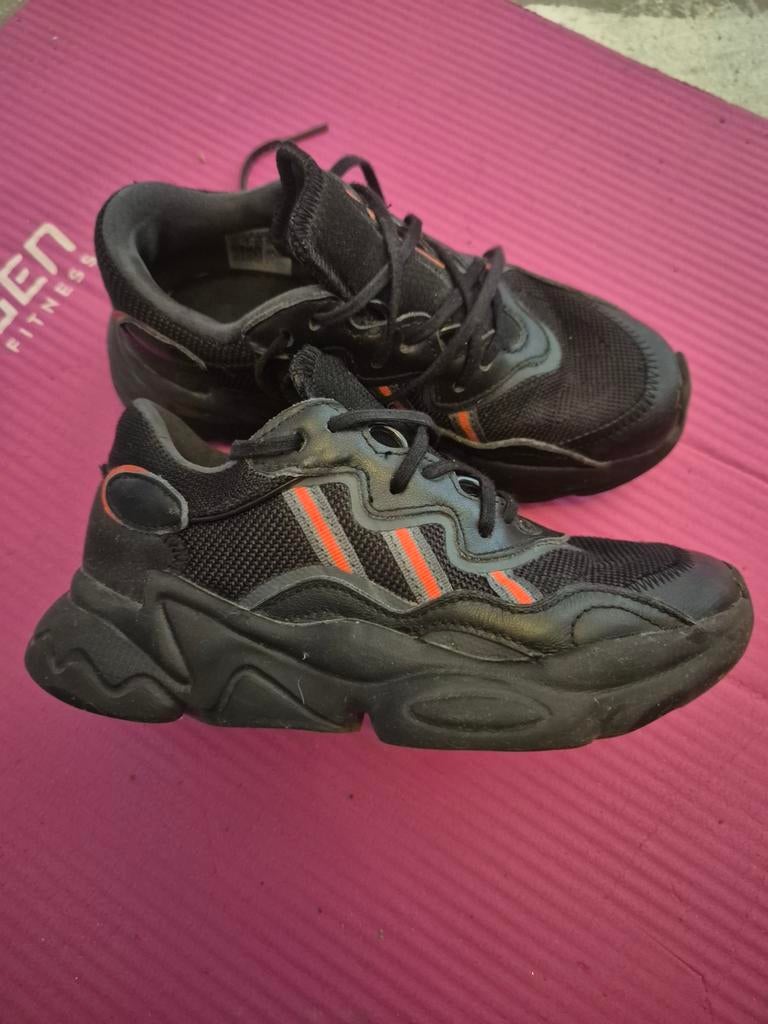 Adidas Ozweego sneakers maat 33, Kinderen en Baby's, Kinderkleding | Schoenen en Sokken, Ophalen of Verzenden