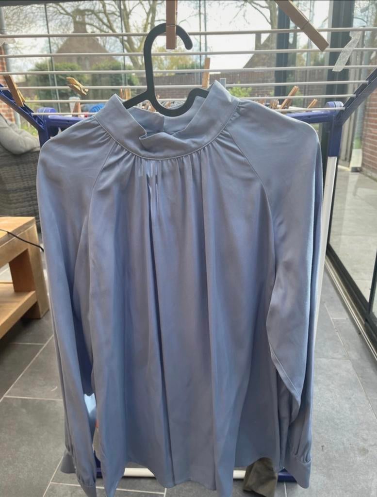 Lichtblauwe blouse met hoge hals, Ophalen of Verzenden, Zo goed als nieuw, Maat 38/40 (M), Blauw