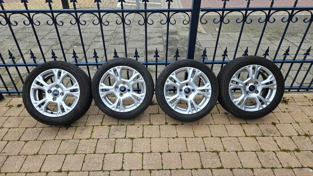 Ford Fiesta 4x100 47 Lichtmetalen Velgen 15" Winterbanden, Auto-onderdelen, Banden en Velgen, Ophalen, Gebruikt, 15 inch, Banden en Velgen