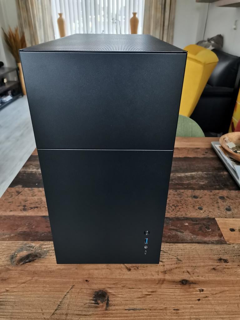 Jonsbo d41 std black kan 360 rad in, Computers en Software, Computerbehuizingen, Ophalen of Verzenden, Zo goed als nieuw