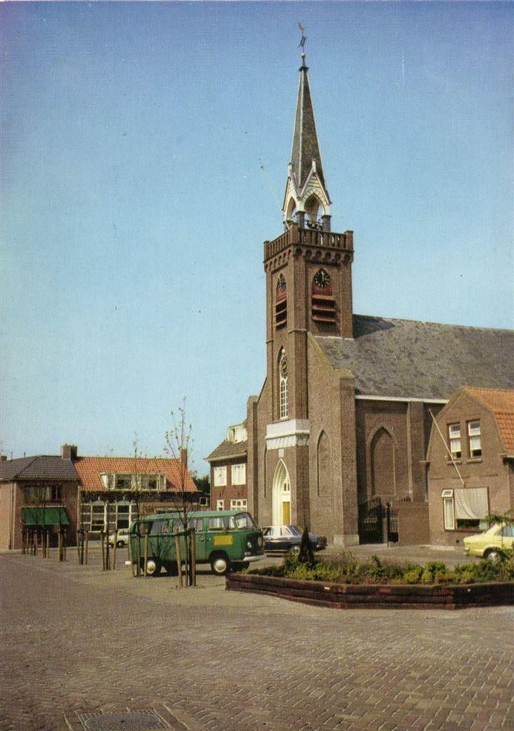 Arnemuiden, Marktplein met Ned. Herv. Kerk - VW-bus - ongelo, Ophalen of Verzenden, Voor 1920, Ongelopen, Noord-Brabant