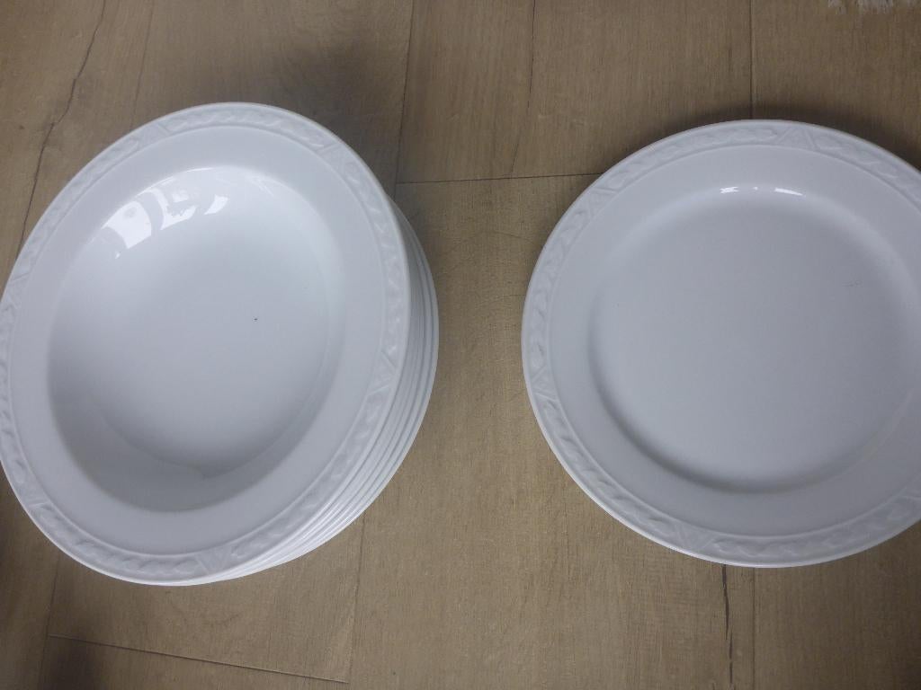 Serviesdelen Arzberg reliëf, Albert Heijn., Ophalen of Verzenden, Zo goed als nieuw, Bord(en), Overige stijlen