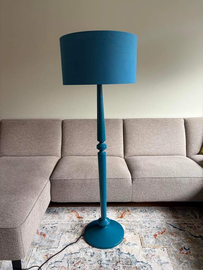 Blauwe vloerlamp met ronde voet, Huis en Inrichting, Lampen | Vloerlampen, Ophalen, Gebruikt, Stof, 150 tot 200 cm