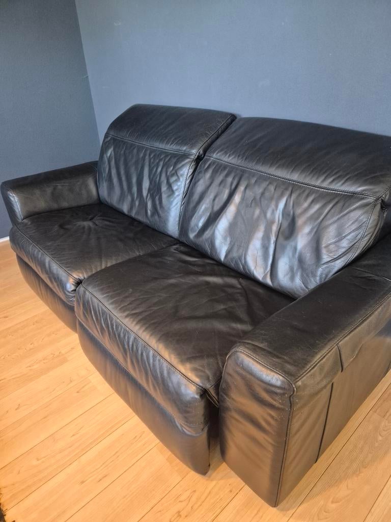 Elektrisch verstelbare zwart leren 2 zits bank, Huis en Inrichting, Banken | Bankstellen, Ophalen, Gebruikt, Driepersoons, Rechte bank