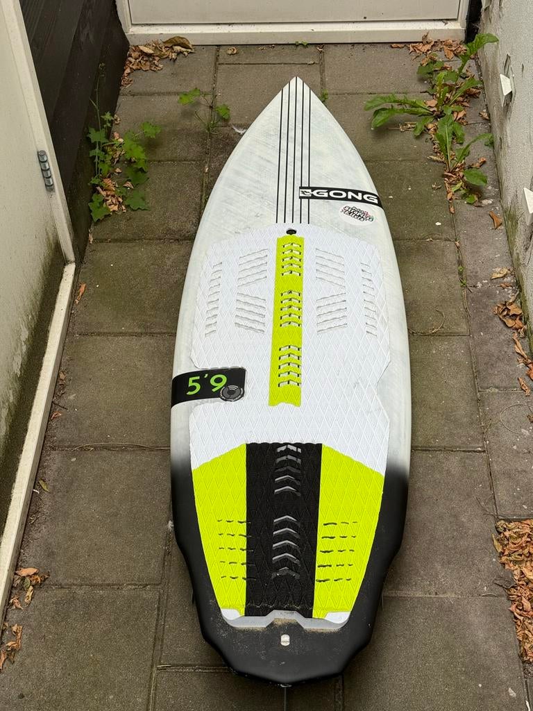 Gong Directional kitesurfboard Alu 5'9, Watersport en Boten, Kitesurfen, Directional, Ophalen, Gebruikt, Kiteboard
