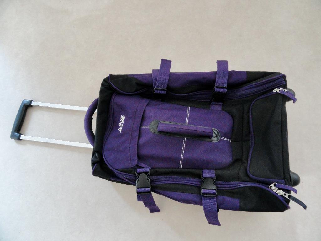 REISTAS PAARS MET WIELTJES, Sieraden, Tassen en Uiterlijk, Tassen | Reistassen en Weekendtassen, Wieltjes, 30 cm of meer, Paars