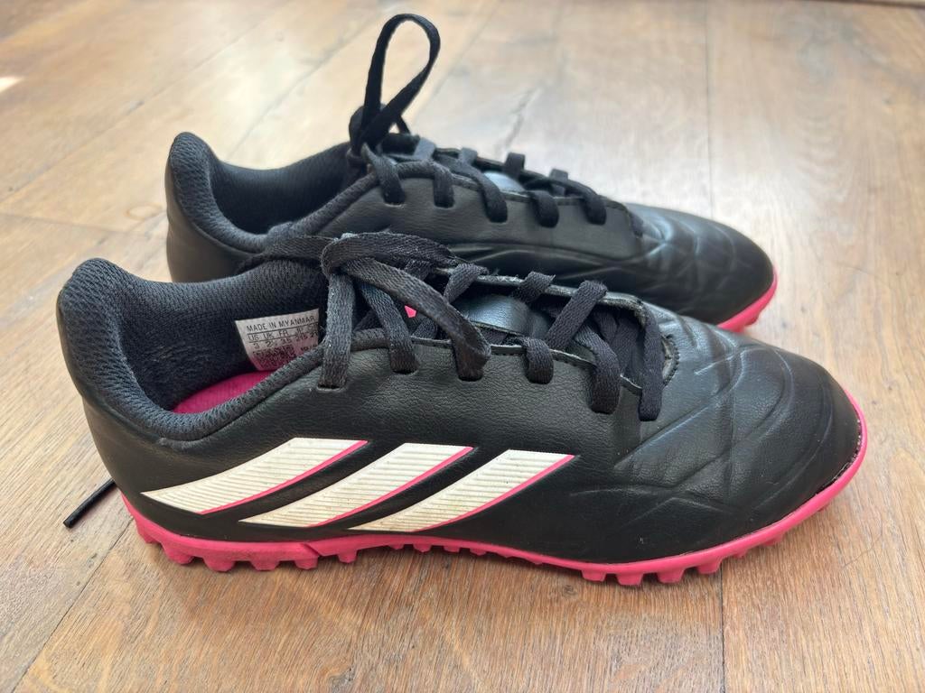 Adidas korfbal schoenen veld maat 35, Sport en Fitness, Korfbal, Ophalen, Zo goed als nieuw, Schoenen