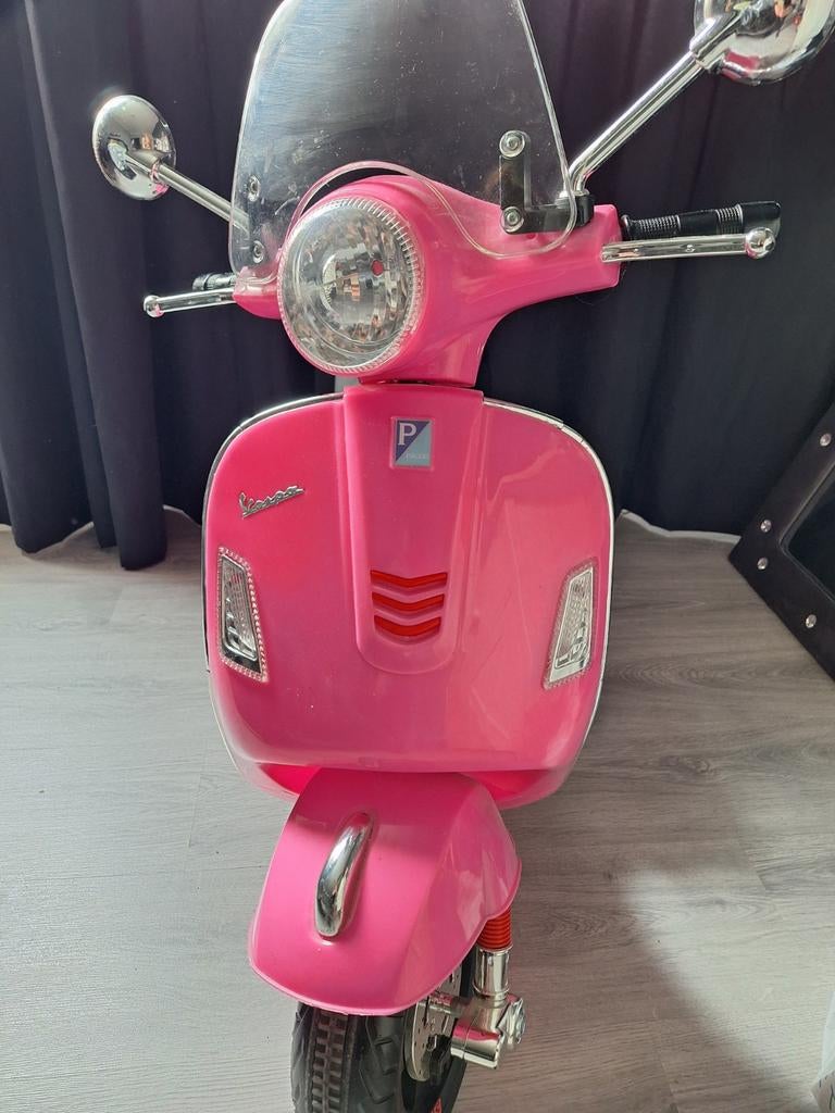 Te koop mooie roze vespa kinderscooter, Ophalen, Zo goed als nieuw