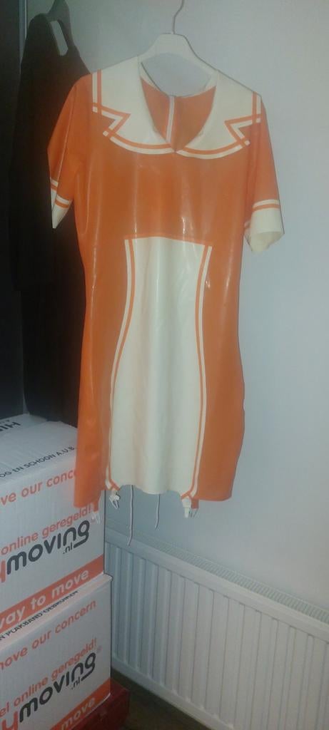 Latex jurk oranje wit maat l/xl, Kleding | Dames, Maat 42/44 (L), Oranje, Ophalen of Verzenden, Boven de knie