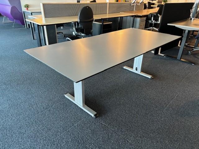 Vergadertafel 220x100cm volkern grijs blad en alu T-poten, Niet ingevuld, Gebruikt, Overige houtsoorten, 100 tot 150 cm