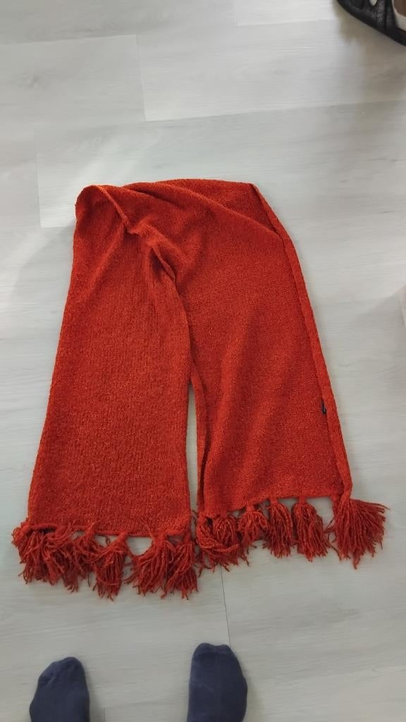 Rode sjaal met knotsen zgan, Ophalen of Verzenden, Zo goed als nieuw, Maat 46/48 (XL) of groter, Sjaal