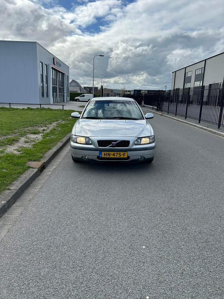 Volvo S60 2.4 140PK AUT 2001 Grijs, Auto's, S60, 2435 cc, Particulier, Sedan