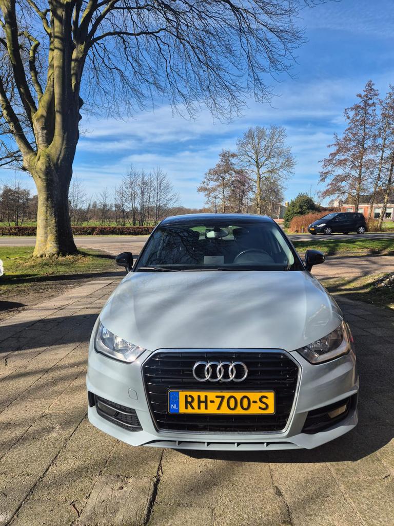 Audi A1 1.0 Tfsi 95pk 2017 Grijs, Auto's, Audi, Voorwielaandrijving, 95 pk, 23 km/l, Origineel Nederlands