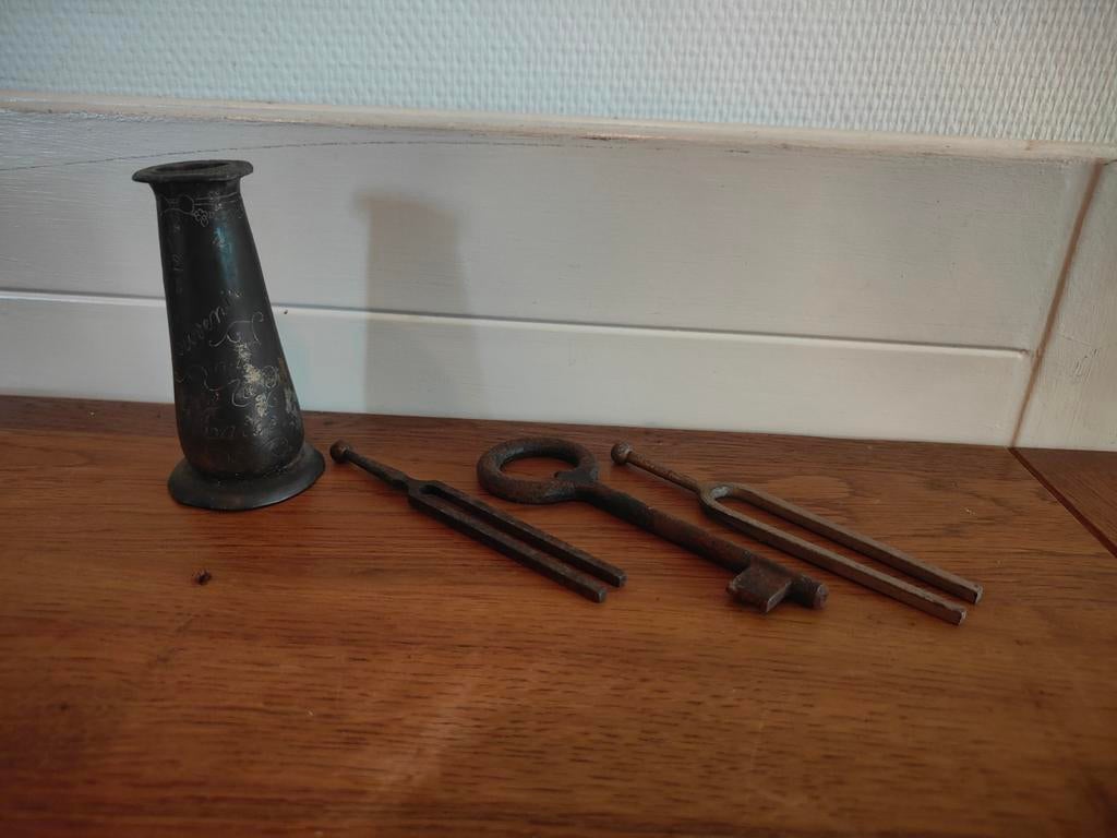 Vintage setje: stemvorken, sleutel en vaasje, Ophalen