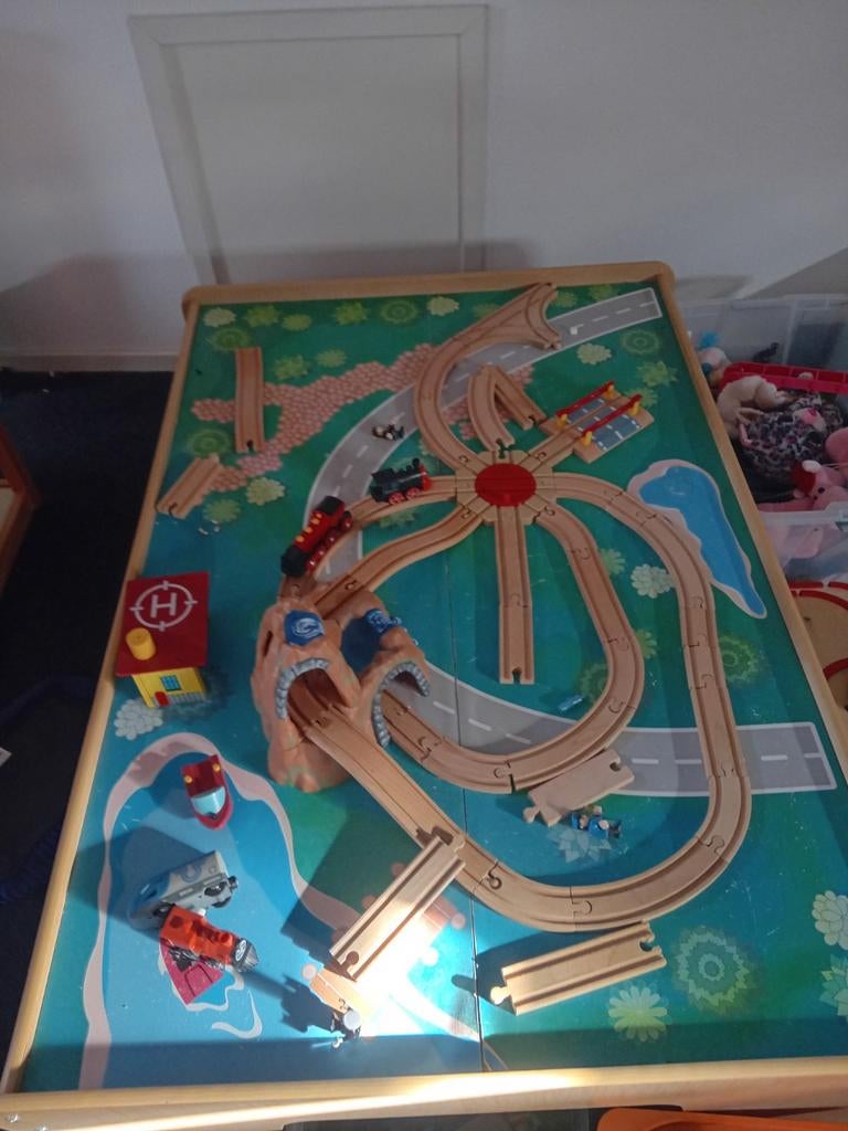 Treinbaan met speeltafel, treinen en poppetjes, Overige merken, Racebaan, Zelf te bouwen, Ophalen of Verzenden