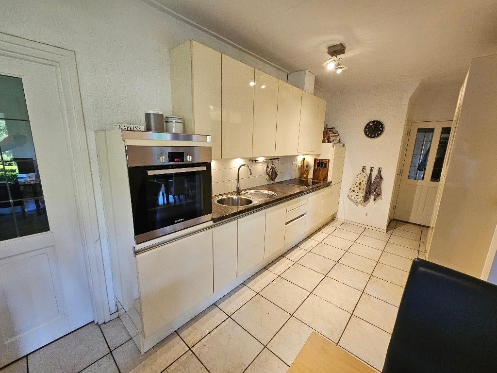 Greeploze Siematic keuken met vitrinekast incl koffiemachine, Ophalen, Graniet of Steen, Dubbelwandige keuken, Zo goed als nieuw