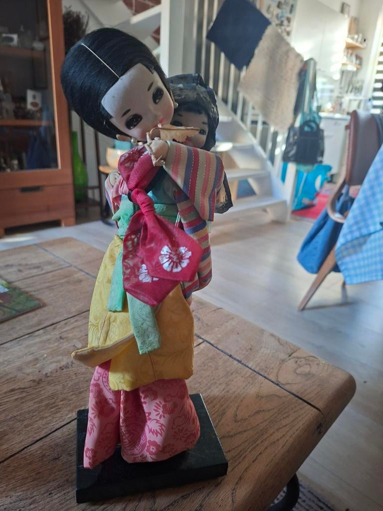 Vintage Zuid-Koreaanse pop met kind in Saekdongot Hanbok, Antiek en Kunst, Ophalen of Verzenden