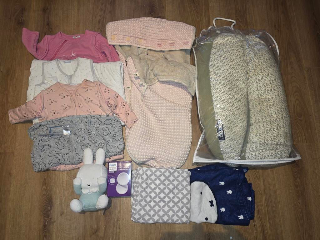 Baby uitzet pakket - Voedingskussen, slaapzakken, Nijntje, Kinderen en Baby's, Babykleding | Baby-kledingpakketten, Zo goed als nieuw