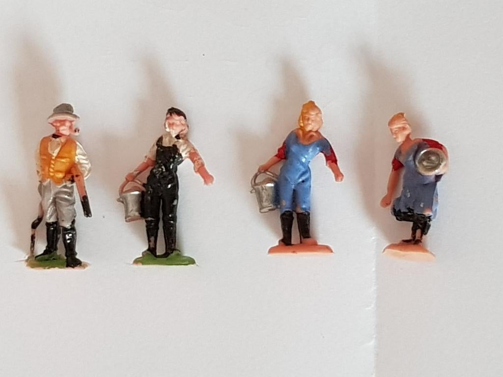 BOERDERIJFIGUREN/ personen/ koeien/ paarden/ varkens/ hekken, Verzenden