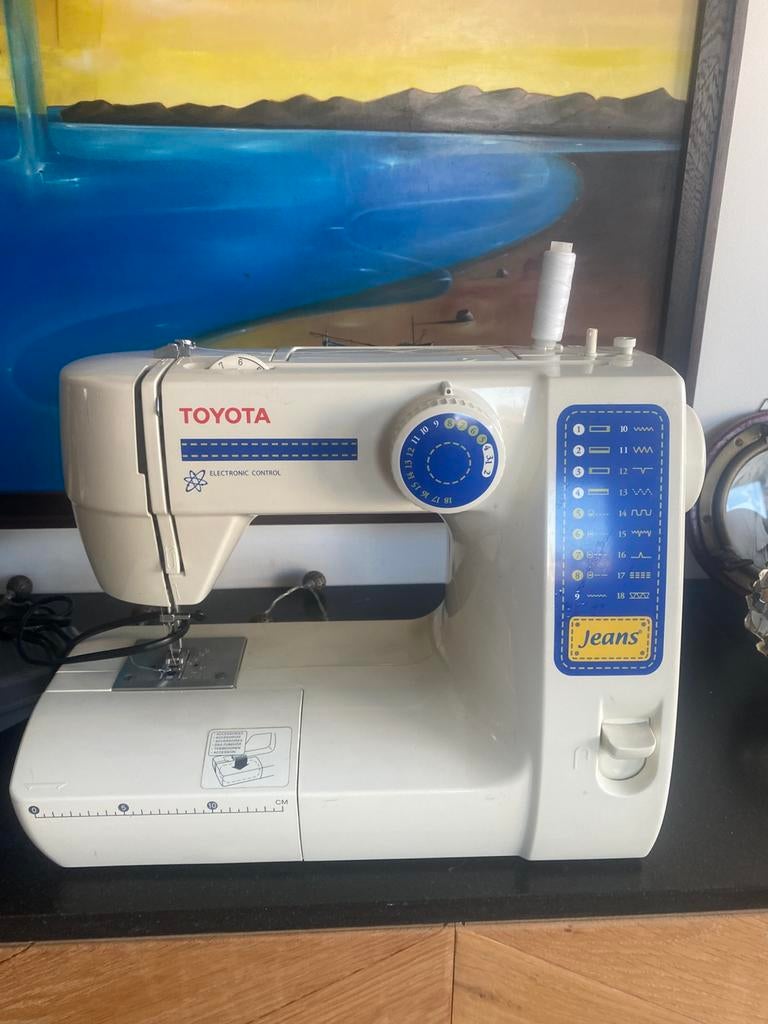 Toyota jeans naaimaichine nieuwstaat, Hobby en Vrije tijd, Naaimachines en Toebehoren, Ophalen of Verzenden, Zo goed als nieuw