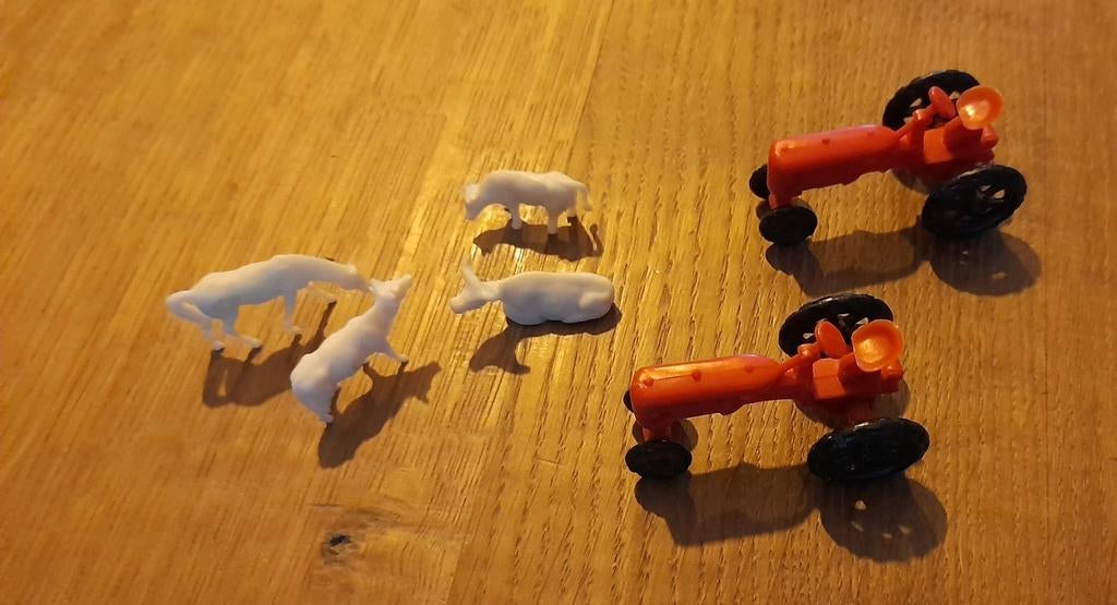 2x trekker en 4 dieren voorbij modeltreinspoor, Ophalen of Verzenden, Gelijkstroom of Wisselstroom, Overige merken