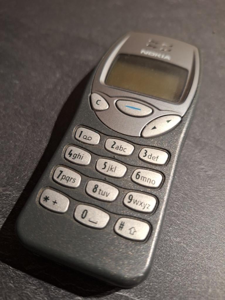 Vintage Nokia 3210 - Goede staat, zonder toebehoren, Telecommunicatie, Mobiele telefoons | Nokia, Gebruikt, Geen camera, Zwart