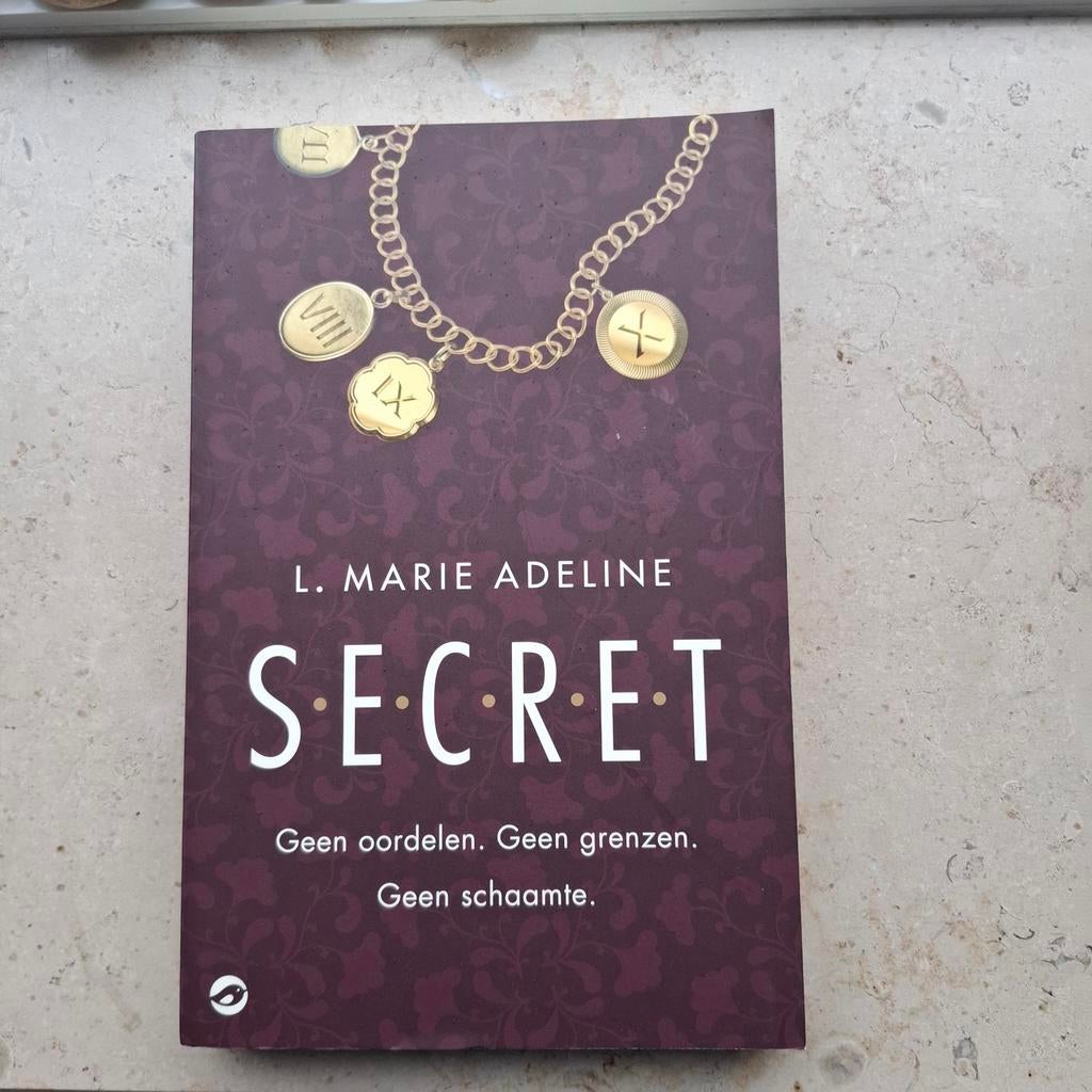 L. Marie Adeline - S.E.C.R.E.T., Boeken, Literatuur, Zo goed als nieuw, Ophalen of Verzenden