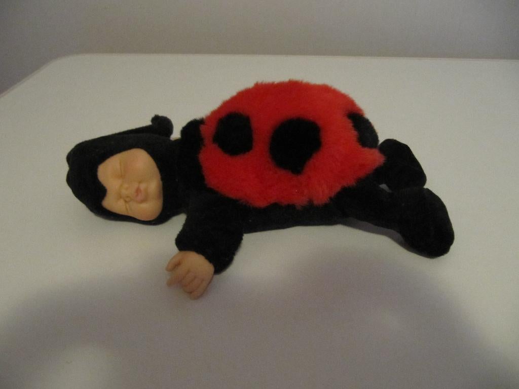 Knuffel Anne Geddes - slapend lieveheersbeestje (22 cm), Ophalen of Verzenden, Zo goed als nieuw, Overige typen